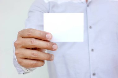 İnsan eli kartvizitleri gösteriyor - beyaz baltayla yakın plan görüntü