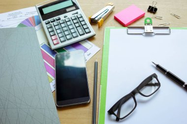 İşadamı, Ofis Büro evrak ile bir dizüstü bilgisayar üzerinde çalışan bir