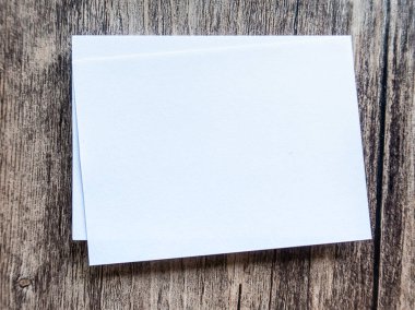 Tasarım konsepti - beyaz kartvizitin tahta üzerindeki görünümü