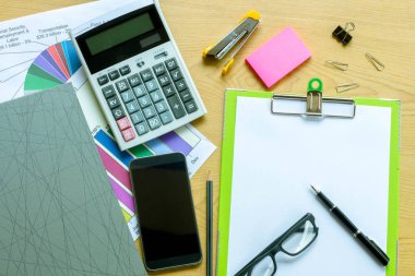 İşadamı, Ofis Büro evrak ile bir dizüstü bilgisayar üzerinde çalışan bir