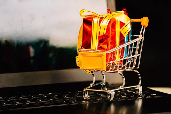 消費者が物を買うことができるオンラインショッピングについての概念dir — ストック写真