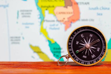 Haritada pusula ve seyahat fikirleri.