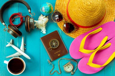 Pasaport ve tatil fikirleri olan uçak.