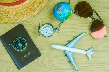 Ahşap kopyalama alanı üzerinde seyahat için konsept ve aksesuarlar.