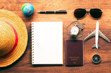 Aksesuarları hazırla ve eski tahta üzerinde seyahat eşyaları hazırla.