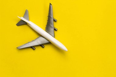 Sarı arka planda mesaj için yeri olan bir uçak. Bu konsept...