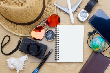Gezgin kıyafeti. Tatil gezisi planlıyorum. Seyahat ve turizm c