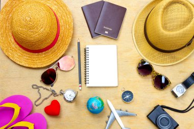 Gezgin kıyafeti. Tatil gezisi planlıyorum. Seyahat ve turizm c