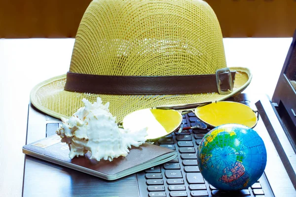 Çevrimiçi medya ve seyahat ile bir tatil gezisi planlamak 