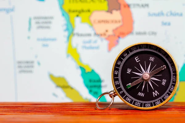 Kompas na mapie i pomysły na podróż. — Zdjęcie stockowe