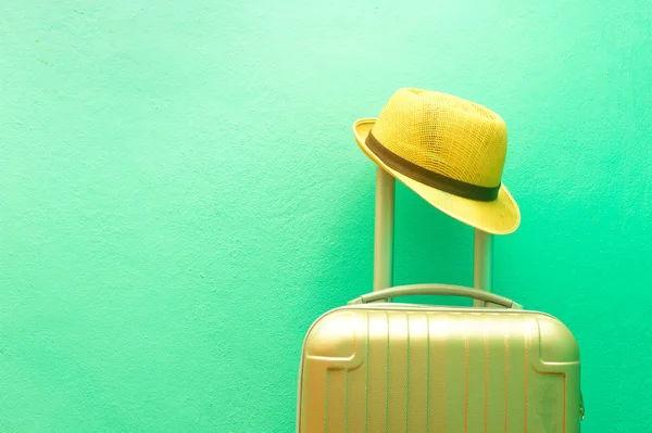 Yaz tatili, tatil ve seyahat konsepti. Çanta mı, bavul mu?