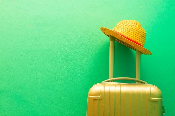 Yaz tatili, tatil ve seyahat konsepti. Çanta mı, bavul mu?