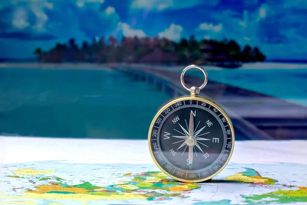 Kompas magnetyczny na mapie świata pojęciowy globalnej podróży — Zdjęcie stockowe