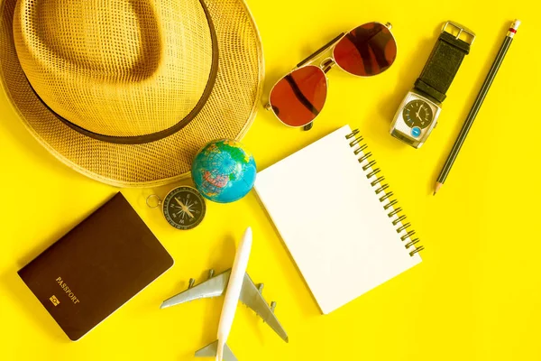 Preparando acessórios de viajantes em um fundo amarelo Travel c — Fotografia de Stock