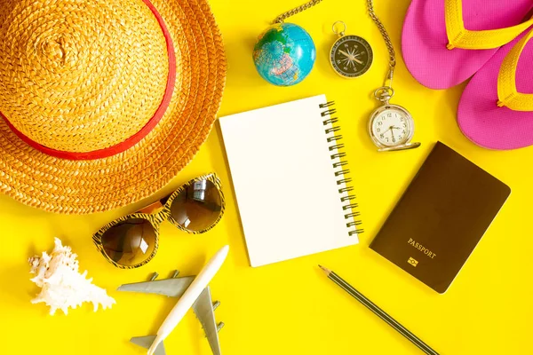 Vorbereitung von Reiseaccessoires auf gelbem Hintergrund — Stockfoto