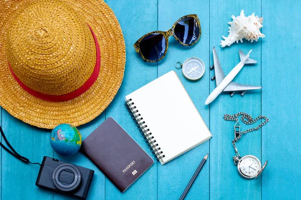 Conceptual tour planing image of travelling accessories on blue — Stock Photo, Image