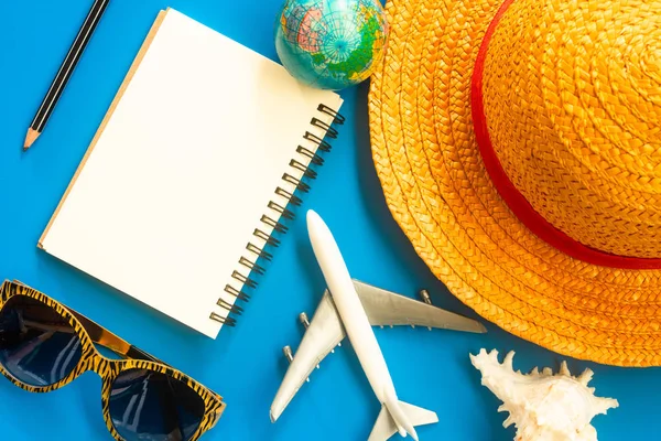 Gezgin aksesuarları, temel tatil eşyalarının genel görünümü.