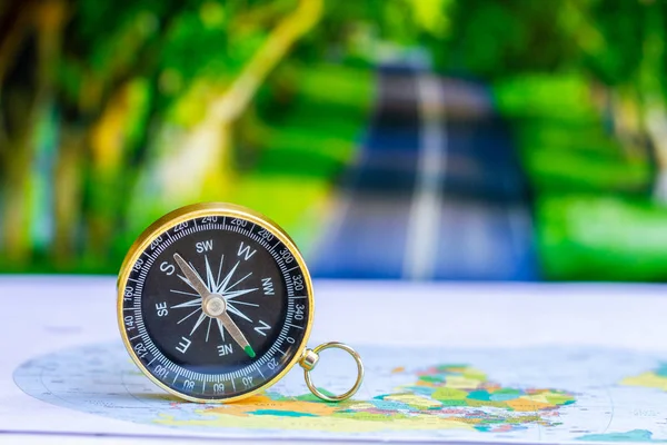 Close up compasso no mapa de papel, viagens e estilo de vida, gerenciar a s — Fotografia de Stock