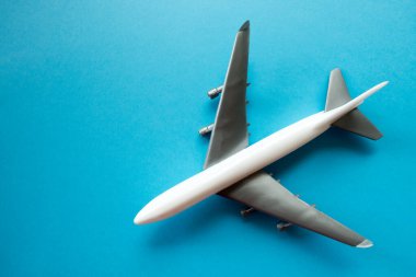 Model düzlem, mavi pastel arkaplan üzerinde uçak.