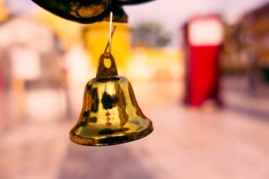 Kilisede altın çan