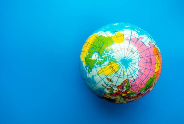 Mavi kağıt arka planda dünya küresi