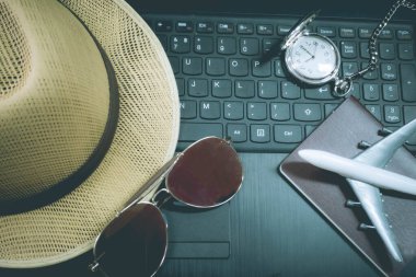 İnternet teknolojisi kullanarak seyahat fikirleri.