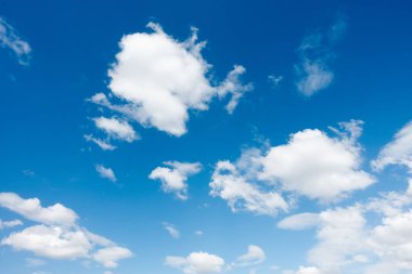 Beyaz bulutlu mavi gökyüzü