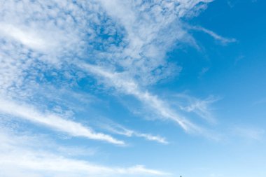 Beyaz bulutlu mavi gökyüzü