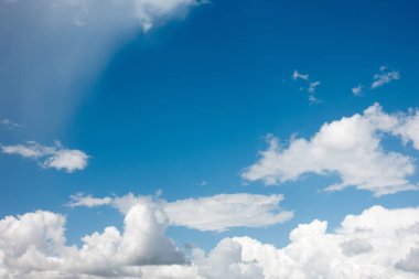 Beyaz bulutlu mavi gökyüzü