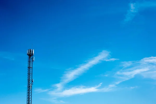 Arriba de la antena de la radio de la comunicación Torre, antena de microondas — Foto de Stock