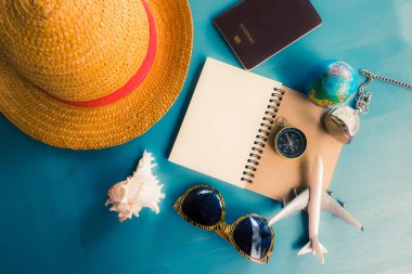 Gezgin aksesuarları, temel tatil eşyalarının genel görünümü.