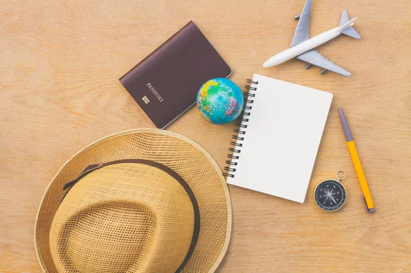 Flat lay acessórios do viajante sobre fundo de madeira com espaço em branco — Fotografia de Stock