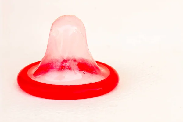 Barevný kondom na bílém pozadí — Stock fotografie