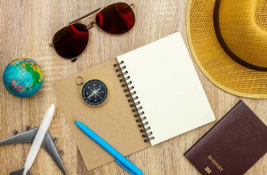 Gezginlerin aksesuarları ve temel tatil programları. Tatil konsepti üzerine seyahat planları..