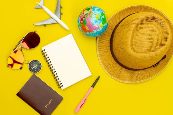 Gezginlerin aksesuarları ve temel tatil programları. Tatil konsepti üzerine seyahat planları..