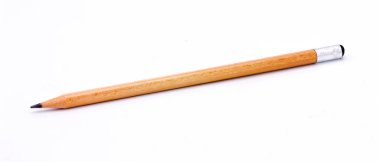 Beyaz arka planda kahverengi kalemler