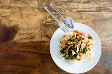 Üzerine kızarmış tavuk ve fesleğen konmuş pilav.