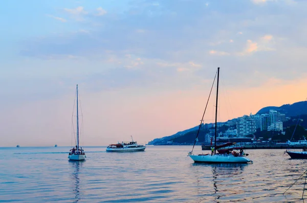 Gün batımında gemilerde Karadeniz Yalta Kırım bağlantı noktası