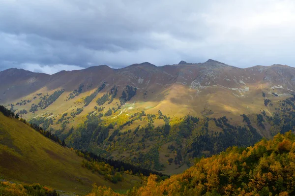 Podzim v horách severního Kavkazu — Stock fotografie