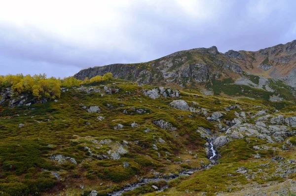 Herfst in de bergen van de Noord-Kaukasus — Stockfoto