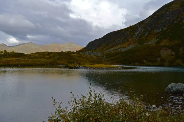 Mountain Lake. Montanhas do Norte do Cáucaso — Fotografia de Stock