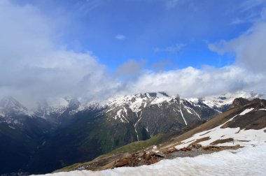 Dağın zirvesine vadiden görünümünü