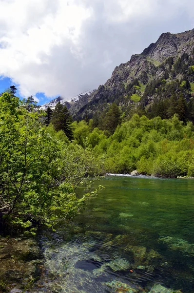  Dağlar ve göl manzarası