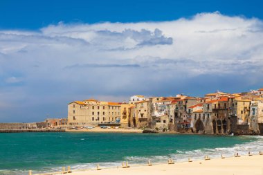 İtalya, Sicilya, Palermo Eyaleti, Cefalu. Sicilya 'nın Cefalu kasabasındaki Akdeniz sahilinde..