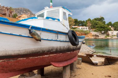 İtalya, Sicilya, Palermo Eyaleti, Santa Flavia. 11 Nisan 2019. Santa Flavia 'nın balıkçı köyündeki sahilde küçük bir balıkçı teknesi..