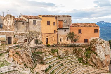 İtalya, Sicilya, Palermo, Pollina. Pietra Rosa Tiyatrosu, Pollina 'daki taş tiyatro..