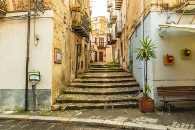 İtalya, Sicilya, Palermo Eyaleti, Castelbuono. Castelbuono kasabasında dar bir sokakta merdivenler..