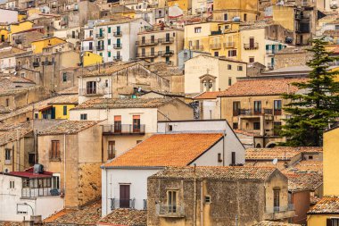 İtalya, Sicilya, Palermo ili, Prizzi. Prizzi 'nin antik tepe kasabasındaki ev ve binaların manzarası.