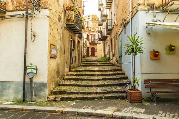 İtalya, Sicilya, Palermo Eyaleti, Castelbuono. Castelbuono kasabasında dar bir sokakta merdivenler..