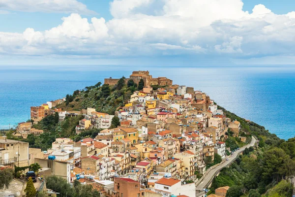 意大利西西里梅西纳省卡洛尼亚中世纪的山顶城镇卡洛尼亚 建于诺曼底城堡周围 — 图库照片
